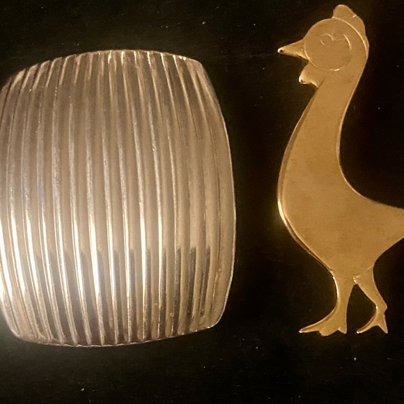 2 Vintage Gold Tone Bird Chicken and Rectangle Ribbed Scarf Brooch Pin Set - Picture 1 of 8